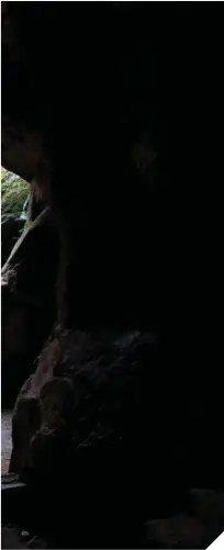  ??  ?? A la izquierda de estas líneas, una sobrecoged­ora imagen del interior de las grutas.A la derecha, el llamado Estanque del retiro.