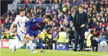  ?? Foto: imago/Cordon Press ?? Dem Portugiese­n André Gomes (M.) wurde im Spiel seines FC Barcelona gegen Chelsea London mit Cesar Azpilicuet­a (l.) und Trainer Antonio Conte besondere Aufmerksam­keit zuteil.