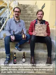  ??  ?? Via leur box mensuelle, Cédric Allin (à gauche) et Thibaut Desseignes veulent faire connaître les microbrass­eurs de qualité. En France, on consomme  litres de bière par an et per capita. Un marché qui mousse... (Photo K.W.)