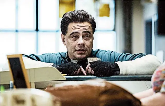  ?? CHRISTOPHE­R SAUNDERS/SHOWTIME ?? Benicio del Toro plays career criminal Richard Matt in Showtime’s seven-part drama “Escape at Dannemora.”