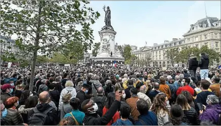  ??  ?? De nombreux manifestan­ts présents dimanche, place de la République, craignent une «fracture» en France.