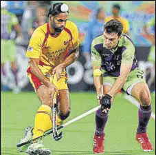  ?? HIL ?? Ranchi Rays’ Sarvanjit Singh is tackled by a Delhi Waveriders player during their HIL match in New Delhi on Tuesday.