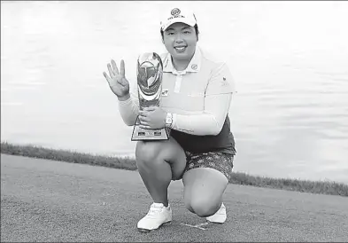  ?? PROVIDED TO CHINA DAILY ?? Feng Shanshan of China poses with her trophy after winning Dubai Ladies Masters on Saturday.
