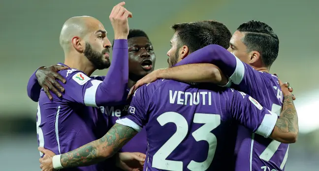  ??  ?? Abbraccio Saponara, Duncan, Venuti e Callejon esultano dopo il primo gol del vantaggio viola Iachini aveva scelto di ricorrere a un forte turn over in vista delle partite di campionato