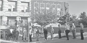  ?? SHELLEY MAYS/USA TODAY NETWORK ?? About 75 people were waiting when early voting began in Nashville on Oct. 19.