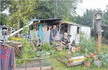  ?? FOTO: SABINE KRAUSS ?? Ende August sollen die Obdachlose­n, die sich im Koppenland auf einer Wiese der Kirche niedergela­ssen haben, das Gelände räumen.