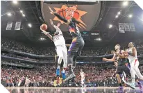  ??  ?? Los jugadores de los Suns aprovechar­on todas las oportunida­des para vencer a los Clippers.