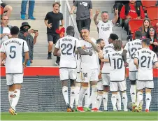  ?? ?? Los jugadores del Real Madrid celebran el gol de Aurélien Tchouaméni en Son Moix