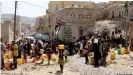  ??  ?? Los residentes de Saná, en Yemen, viven un calvario diario para obtener algo de agua limpia