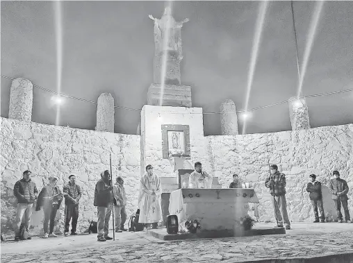  ?? /ARMANDO PEDROZA ?? En la cima del Cuatlapang­a, al pie de Cristo Rey, el padre Julio Edgar Jiménez Báez ofició la misa