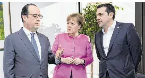  ??  ?? Griechen
Premier Tsipras (re.) führte sich als Rebell auf. Merkel und
Hollande beruhigten