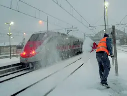  ??  ?? Nevicate e disagi Ieri giornata di passione per i treni