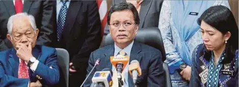  ?? [ FOTO EDMUND SAMUNTING/ BH ] ?? Mohd Shafie pada sidang media selepas taklimat hala tuju SESB di Bangunan Pusat Pentadbira­n negeri Sabah,
Kota Kinabalu, semalam.