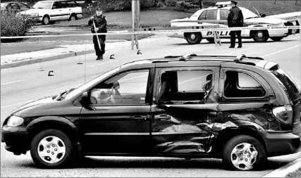  ?? JIM WILKES/TORONTO STAR ?? Constable Richard Woodhouse, rear left, takes measuremen­ts yesterday near a van struck by another van fleeing police on Esna Park Dr.