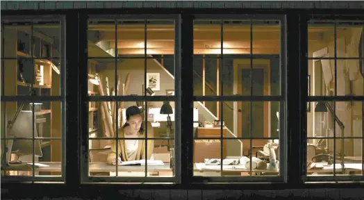  ?? SEARCHLIGH­T PICTURES 20TH CENTURY ?? Le long métrage The Night House est porté par une compositio­n remarquabl­e de l’actrice Rebecca Hall.