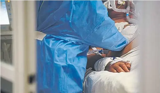  ?? FACUNDO LUQUE / ARCHIVO ?? SIN CONTACTO. En muchos centros de salud se sostienen criterios muy estrictos para la visita de los familiares a pacientes internados. Dicen que ya no se justifica.