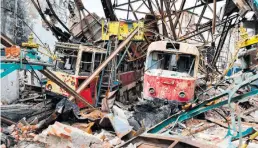  ?? BILD: IMAGO ?? Die Hafenstadt Mariupol wurde größtentei­ls zerstört. Ein Fahrer holte eine Familie aus dieser Hölle.
