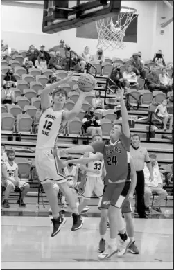  ?? Photo by Gerren Smith ?? Magnet Cove’s Luke Harper (32) displays an unorthodox productive style to score from the post area while being defended by Glen Rose’s Ty Hood (24).