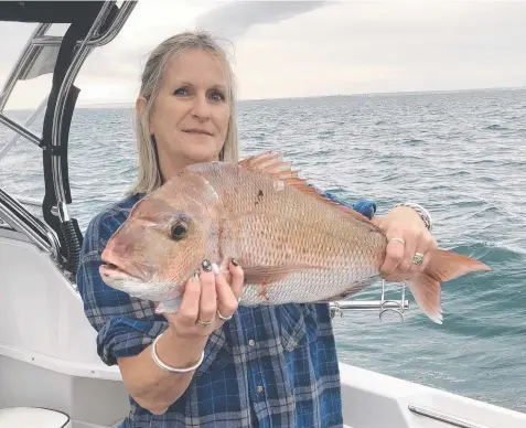  ?? Picture: MURRAY STEWART ?? Linda Stewart with a sample of her and husband Murray’s catch of snapper from Corio Bay last week.
