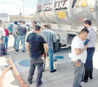  ?? HORACIO CHÁVEZ ?? Mitad agua y mitad combustibl­e en la pipa.