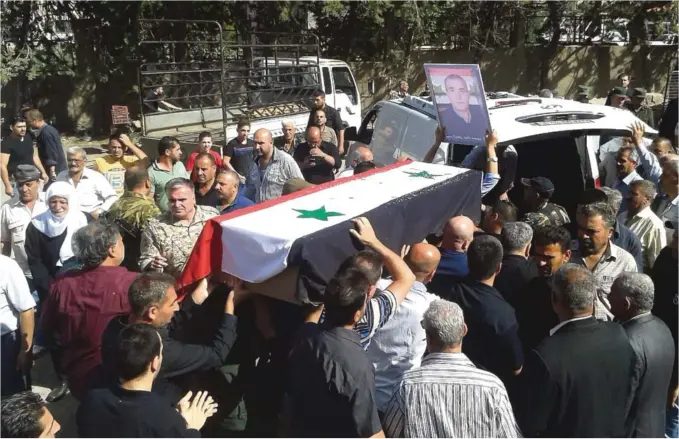  ?? FOTO: SANA VIA AP/NTB SCANPIX ?? DREPT AV IS: Lokalbefol­kningen begraver en av de drepte etter IS-angrepene i Sweida sør i Syria sist uke, ifølge det statlige nyhetsbyrå­et SANA.
