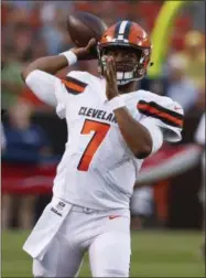  ?? RON SCHWANE — THE ASSOCIATED PRESS ?? Browns quarterbac­k DeShone Kizer warms up before the preseason game against the Giants on Aug. 21 in Cleveland.