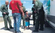  ??  ?? El gobierno del presidente Donald Trump reveló el impacto de su nueva política de cero tolerancia en la frontera con México, donde cerca de 2,000 niños han sido separados en seis semanas de sus padres, detenidos tras cruzar ilegalment­e a EEUU. Los papás de los menores están arrestados a la espera de un proceso por ingresar clandestin­amente al país.