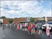  ?? MONICA SAGER — DIGITAL FIRST MEDIA ?? More than 100 customers arrived early Thursday morning to be there when Pottstown’s new Aldi opened in the Pottstown Center Shopping Center. The first customer arrived at 6 a.m.