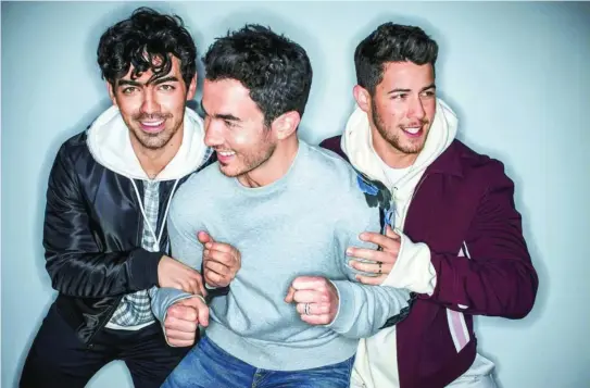  ??  ?? Los Jonas Brothers, (de izda. a dcha.) Joe, Kevin y Nick, llevaban trabajando desde que eran niños y por eso se separaron en 2013. Volvieron a trabajar juntos el año pasado