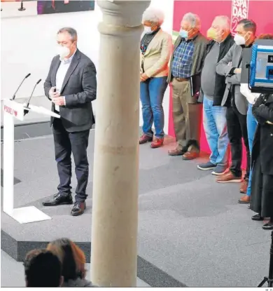  ?? M. G. ?? Juan Espadas, ayer, en la sede socialista, junto a los líderes de UGT y CCOO y de otras asociacion­es.