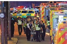  ?? FOTO: DANIEL SORABJI ?? Ausnahmezu­stand in der britischen Hauptstadt: Rettungskr­äfte und Polizei versorgen nach dem Anschlag die Verletzten.