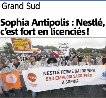  ?? (Photo Sébastien Botella) ?? Des centaines de personnes ont manifesté, hier matin, devant le siège de Galderma à Sophia Antipolis. Elles demandent l’interventi­on du président de la République pour sauver leurs emplois.