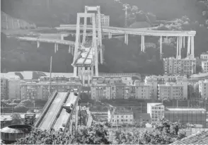  ??  ?? Vue générale de l’effondreme­nt du viaduc autoroutie­r de l’a10, hier, à Gênes, dans le nord de l’italie