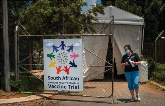  ?? FOTO: JEROME DELAY / AP ?? Et vaksine testsenter i Johannesbu­rg, Sør-Afrika. Vaksinekam­pen i Europa spisser seg til, mens fattigere land fremdeles kan måtte vente årevis.