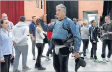  ??  ?? Le brigadier Roux faux assaillant des élèves de l’école de police de Toulouse