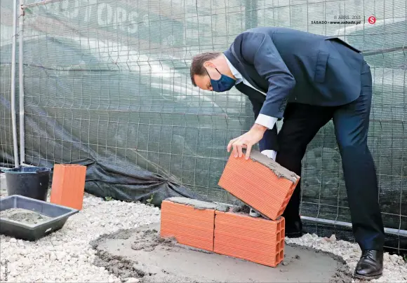  ??  ?? Fernando Medina tem 15 escolas em obras e pelo menos dois centros de saúde que pode inaugurar na campanha