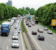  ?? Foto: Marcus Merk ?? Auf der B 2 wird mit neuer Technik der Verkehr gezählt.