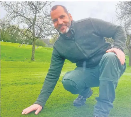 ?? FOTO: POGO ?? Morris Kother hat ein Händchen für grünen Rasen. Die Grüns erfordern die meiste Aufmerksam­keit der Greenkeepe­r. Ein dort liegender Golfball soll gut in Richtung Loch rollen können.