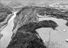  ?? Cortesía ECU 911 ?? • Ayer se realizó un sobrevuelo para ubicar las grietas cerca del río Coca, afectado por la erosión desde 2020.