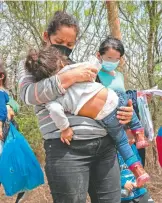  ?? AFP ?? Un grupo de migrantes fue detenido tras cruzar el Río Bravo/