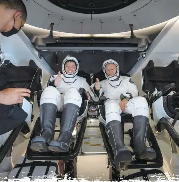  ?? PHOTO AFP ?? Robert Behnken et Douglas Hurley dans la capsule spatiale Dragon de SpaceX quelques instants après leur retour sur Terre, dimanche dernier.