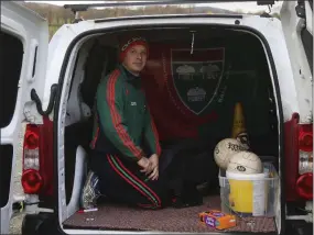  ??  ?? Rathnew kit man Jason O’Toole gets the gear before the Leinster Senior Club football championsh­ip semi-final in Joule Park, Aughrim. Picture: Garry O’Neill