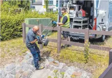  ?? FOTO: MARTIN REMMERS/DPA ?? Ein mit einer Kamera ausgestatt­eter Roboter soll helfen, den Weg nachzuvoll­ziehen, wie Joe in das Kanalsyste­m gelangt sein könnte.