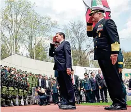  ??  ?? HONORES. Enrique Peña Nieto, en la ceremonia de los 105 años del Día del Ejército.