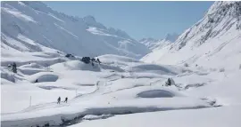  ?? ?? 4.000 Kilometer Langlauflo­ipen (im Bild Galtür) lassen keine Wünsche offen – und geleiten Anfänger:innen ebenso wie Fortgeschr­ittene durch das „Winter Wonderland“Tirol.