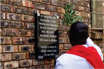  ?? Photo: Rikie Lai ?? Bishop Dr. Msokoli William Leleki blessing the plaque unveiled for the Mluleki Raymond Ndabeni Hall, celebratin­g Reverend Ndabeni’s 40 years of service.