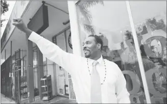  ?? Herald Archive, Afp-getty Images ?? Rodney King arrives at the EsoWon bookstore in L.A. in April to sign copies of The Riot Within: My Journey From Rebellion to Redemption. The acquittal of the officers who beat him in 1991 set off violent race riots.