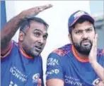  ?? PIC: TWITTER ?? Mumbai Indians coach Mahela Jayawarden­e (left) and captain Rohit Sharma