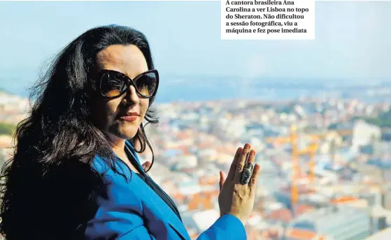  ??  ?? A cantora brasileira Ana Carolina a ver Lisboa no topo do Sheraton. Não dificultou a sessão fotográfic­a, viu a máquina e fez pose imediata