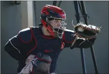  ?? ROSS D. FRANKLIN — THE ASSOCIATED PRESS ?? Indians catcher Roberto Perez catches a pitch during a workout Feb. 13 in Goodyear, Ariz.